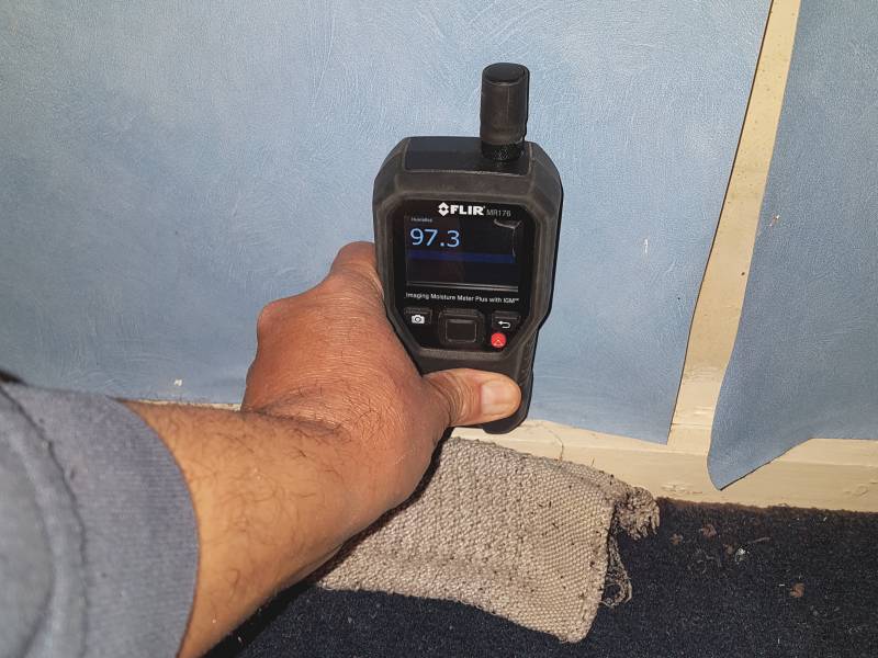 mesure d'humidité en bas de mur dans un appartement à Caluire